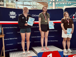 Zwycięzcy pływackich zawodów na podium Zwycięzcy pływackich zawodów na podium