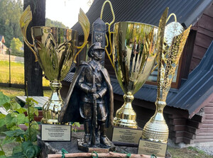 Puchar i "Pogranicznik". Fot. MOSG Puchar i &quot;Pogranicznik&quot;. Fot. MOSG