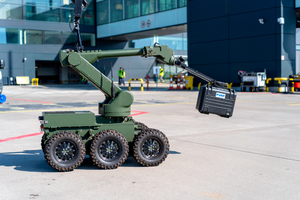 Robot pirotechniczny na płycie lotniska. Fot. MOSG Robot pirotechniczny na płycie lotniska. Fot. MOSG
