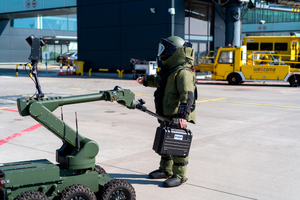 Pirotechnik w kombinezonie przy robocie pirotechnicznym. Fot. MOSG Pirotechnik w kombinezonie przy robocie pirotechnicznym. Fot. MOSG