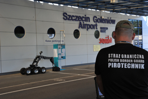 Robot podczas przewozu bagażu przed terminalem lotniska Szczecin Goleniów. Fot. MOSG Robot podczas przewozu bagażu przed terminalem lotniska Szczecin Goleniów. Fot. MOSG