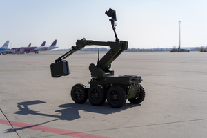 Robot pirotechniczny z bagażem na lotnisku. Fot. Andrzej Kubiak Robot pirotechniczny z bagażem na lotnisku. Fot. Andrzej Kubiak