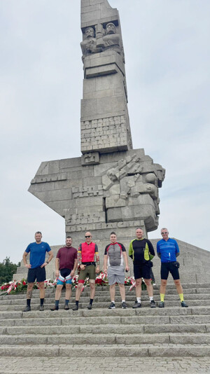Uczestnicy rajdu pod pomnikiem na Westerplatte. Fot. MOSG Uczestnicy rajdu pod pomnikiem na Westerplatte. Fot. MOSG