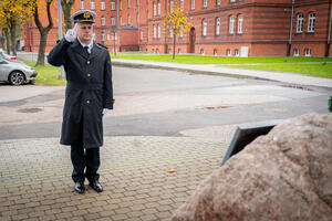 Funkcjonariusze zapalili znicze na cmentarzach oraz w miejscach pamięci. Fot. MOSG Funkcjonariusze zapalili znicze na cmentarzach oraz w miejscach pamięci. Fot. MOSG