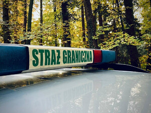 Napis STRAŻ GRANICZNA na sygnalizatorze pojazdu służbowego. Fot. MOSG Napis STRAŻ GRANICZNA na sygnalizatorze pojazdu służbowego. Fot. MOSG