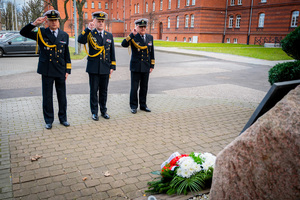 Komendanci MOSG składają kwiaty pod tablicą płk. Bacza. Fot. Ł. Zwoliński Komendanci MOSG składają kwiaty pod tablicą płk. Bacza. Fot. Ł. Zwoliński