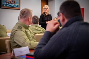 Dyrektorzy szkół i funkcjonariusze MOSG podczas spotkania. Fot. Ł. Zwoliński Dyrektorzy szkół i funkcjonariusze MOSG podczas spotkania. Fot. Ł. Zwoliński