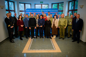 Dyrektorzy szkół i funkcjonariusze MOSG podczas spotkania. Fot. Ł. Zwoliński Dyrektorzy szkół i funkcjonariusze MOSG podczas spotkania. Fot. Ł. Zwoliński