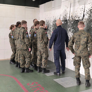 Uczniowie trenują musztrę w MOSG. Fot. MOSG Uczniowie trenują musztrę w MOSG. Fot. MOSG