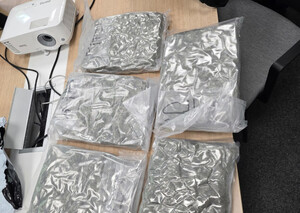 Funkcjonariusze zabezpieczają ujawnione narkotyki. Fot. MOSG Funkcjonariusze zabezpieczają ujawnione narkotyki. Fot. MOSG