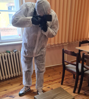 Funkcjonariusze zabezpieczają ujawnione narkotyki. Fot. MOSG Funkcjonariusze zabezpieczają ujawnione narkotyki. Fot. MOSG