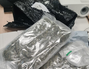 Funkcjonariusze zabezpieczają ujawnione narkotyki. Fot. MOSG Funkcjonariusze zabezpieczają ujawnione narkotyki. Fot. MOSG