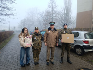 Funkcjonariusze i pracownicy SG z paczkami dla potrzebujących. Fot. MOSG Funkcjonariusze i pracownicy SG z paczkami dla potrzebujących. Fot. MOSG