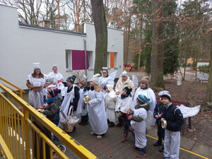 Funkcjonariusze i pracownicy SG z paczkami dla potrzebujących. Fot. MOSG Funkcjonariusze i pracownicy SG z paczkami dla potrzebujących. Fot. MOSG