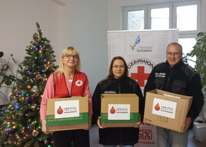 Funkcjonariusze i pracownicy SG z paczkami dla potrzebujących. Fot. MOSG Funkcjonariusze i pracownicy SG z paczkami dla potrzebujących. Fot. MOSG