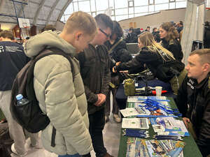 Funkcjonariusz MOSG promują służbę wśród młodzieży. Fot. MOSG Funkcjonariusz MOSG promują służbę wśród młodzieży Fot. MOSG