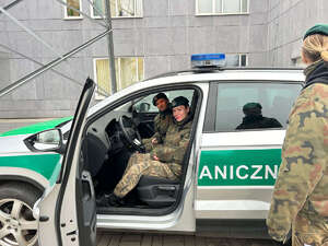 Funkcjonariusz MOSG promują służbę wśród młodzieży. Fot. MOSG Funkcjonariusz MOSG promują służbę wśród młodzieży Fot. MOSG