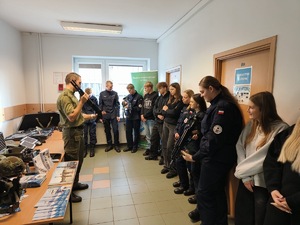 Funkcjonariusz MOSG promują służbę wśród młodzieży. Fot. MOSG Funkcjonariusz MOSG promują służbę wśród młodzieży Fot. MOSG