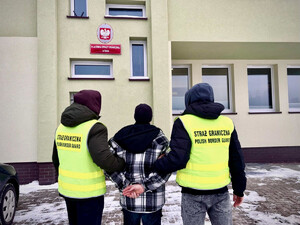 Funkcjonariusze SG podczas doprowadzenia zatrzymanego. Fot. MOSG Funkcjonariusze SG podczas doprowadzenia zatrzymanego. Fot. MOSG