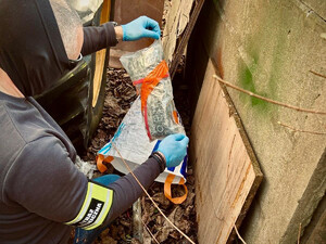 Funkcjonariusze zabezpieczają ujawnione narkotyki. Fot. MOSG Funkcjonariusze zabezpieczają ujawnione narkotyki. Fot. MOSG