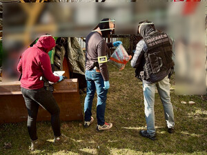 Funkcjonariusze zabezpieczają ujawnione narkotyki. Fot. MOSG Funkcjonariusze zabezpieczają ujawnione narkotyki. Fot. MOSG