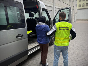 Funkcjonariusz SG z zatrzymaną kobietą. Fot. MOSG Funkcjonariusz SG z zatrzymaną kobietą. Fot. MOSG