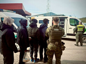 Funkcjonariusz MOSG doprowadza cudzoziemców do granicy. Fot. MOSG Funkcjonariusz MOSG doprowadza cudzoziemców do granicy. Fot. MOSG