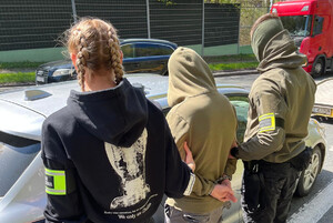 Funkcjonariusze SG z zatrzymanym cudzoziemcem. Fot. MOSG Funkcjonariusze SG z zatrzymanym cudzoziemcem. Fot. MOSG