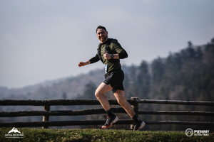 Funkcjonariusz MOSG podczas biegu górskiego Pieniny Ultra Trail w Szczawnicy Fot. Michał Buczyński Funkcjonariusz MOSG podczas biegu górskiego Pieniny Ultra Trail w Szczawnicy Fot. Michał Buczyński
