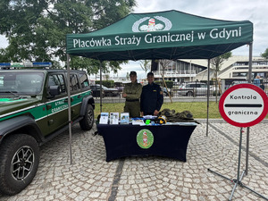 Funkcjonariusze MOSG promują służbę Fot. MOSG Funkcjonariusze MOSG promują służbę Fot. MOSG