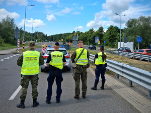 Funkcjonariusze podczas kontroli pojazdów na granicy polsko-niemieckiej. Fot. MOSG Funkcjonariusze podczas kontroli pojazdów na granicy polsko-niemieckiej. Fot. MOSG