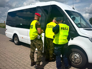 Funkcjonariusze podczas kontroli pojazdów na granicy polsko-niemieckiej. Fot. MOSG Funkcjonariusze podczas kontroli pojazdów na granicy polsko-niemieckiej. Fot. MOSG