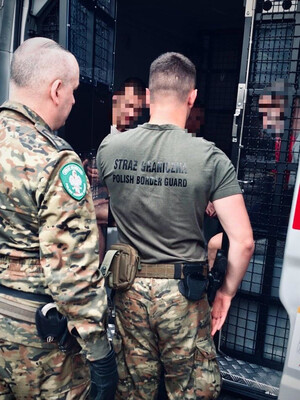 Zatrzymani cudzoziemcy podczas konwoju. Fot. MOSG Zatrzymani cudzoziemcy podczas konwoju. Fot. MOSG